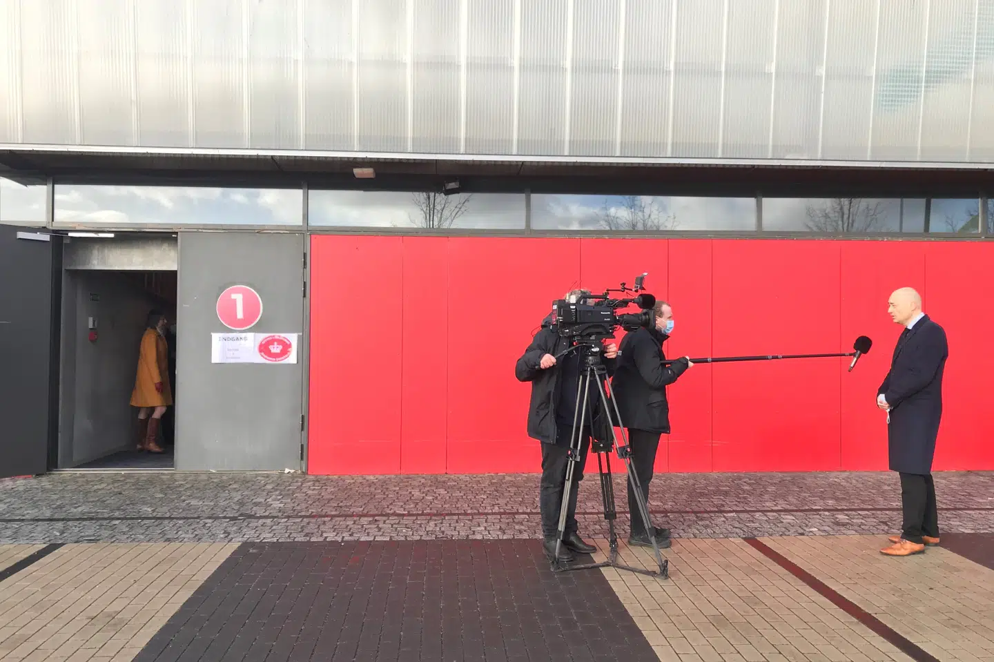 Der er stor mediebevågenhed om sagen, dels på grund af det store antal tiltalte, dels på grund af de alternative rammer, den afvikles under. Jan Bjerre Lauridsen / Ritzau/Free