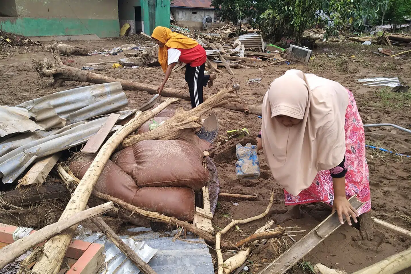 Antallet af omkomne ved oversvømmelser og jordskred i Indonesien og Østtimor er steget til mindst 160. Det oplyser redningsmandskab, som har fundet mindst 130 omkomne alene på en fjerntliggende øgruppe nær Østtimor ud over 34 officielt registrerede dødsofre for naturkatastroferne. Rofinus Monteiro/Ritzau Scanpix