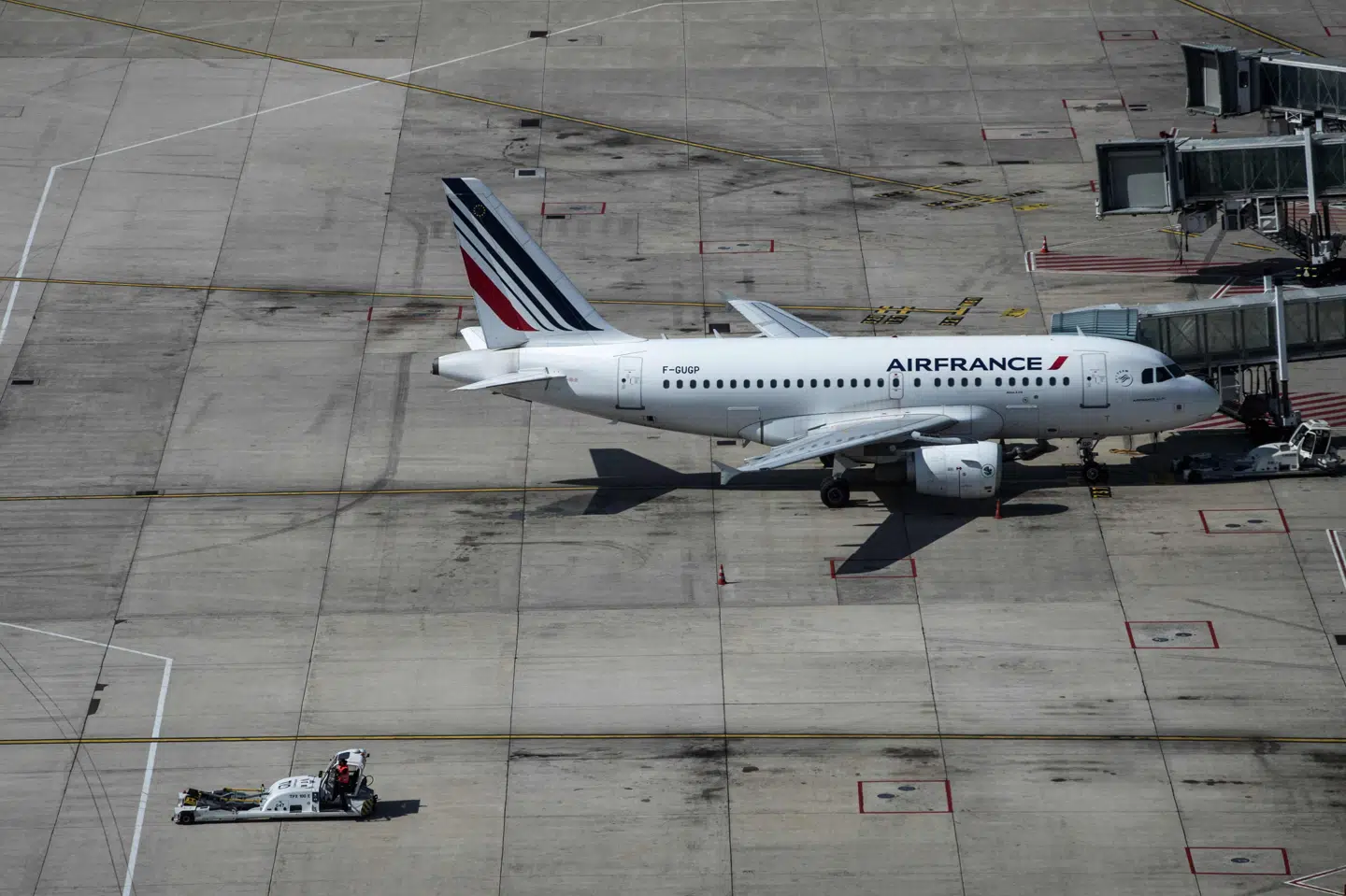 Den franske stat vil øge dets aktiebeholdning i luftfartsselskabet Air France til næsten 30 procent og blive den største aktionær med næsten 30 procent. Det kan ske i henhold til en statsfinansieret hjælpepakke til fire milliarder euro (tæt ved 30 milliarder kroner) i forbindelse med covid-19 pandemien, siger den franske finansminister, Bruno Le Maire, tirsdag. Joel Saget/Ritzau Scanpix