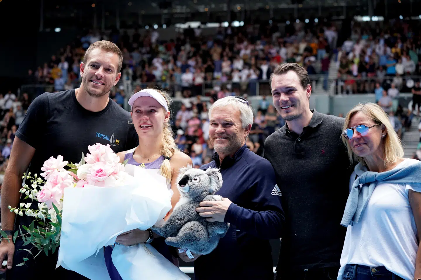 - Jeg glæder mig til at møde min niece og generelt bruge meget tid sammen, nu hvor Caroline heldigvis ikke spiller mere, siger Patrik Wozniacki i forbindelse med hans deltagelse i DR1-programmet Den store premiere. Her ses han med Caroline Wozniacki, svogeren David Lee samt forældrene Piotr og Anna Wozniacki til Australian Open 2020, hvor Caroline Wozniacki lod sig pensionere. (Arkivfoto) Kim Hong-Ji/Reuters