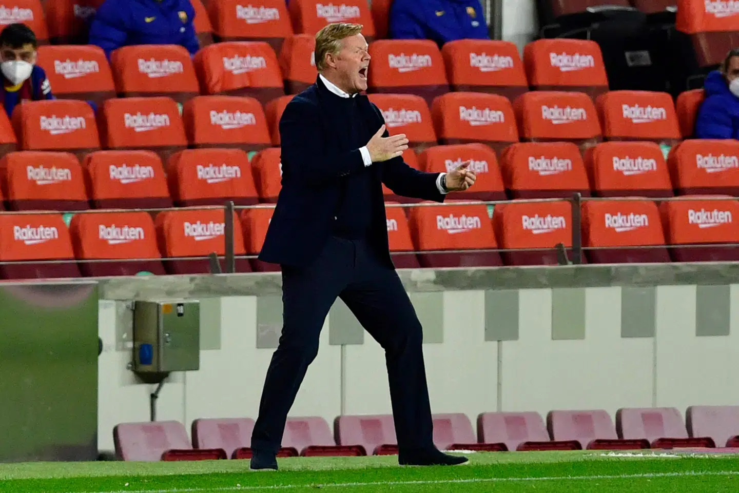 Ronald Koeman forsøgte mandag aften at opildne sine Barcelona-spillere i det meste af kampen hjemme mod Valladolid. Det lykkedes til slut at få scoret et mål, så Barcelona vandt knebent med 1-0. Pau Barrena/Ritzau Scanpix