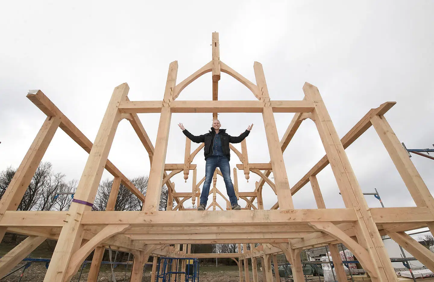 400 kubikmeter træ. Så meget skal der bruges til at bygge Jim Lyngvilds kommende hjem i Korinth - Ravnsborg. Det bliver en stavkirke-inspireret vikingeborg på 400 kvadratmeter, der er otte meter høj og har snoede søjler og drager på taget