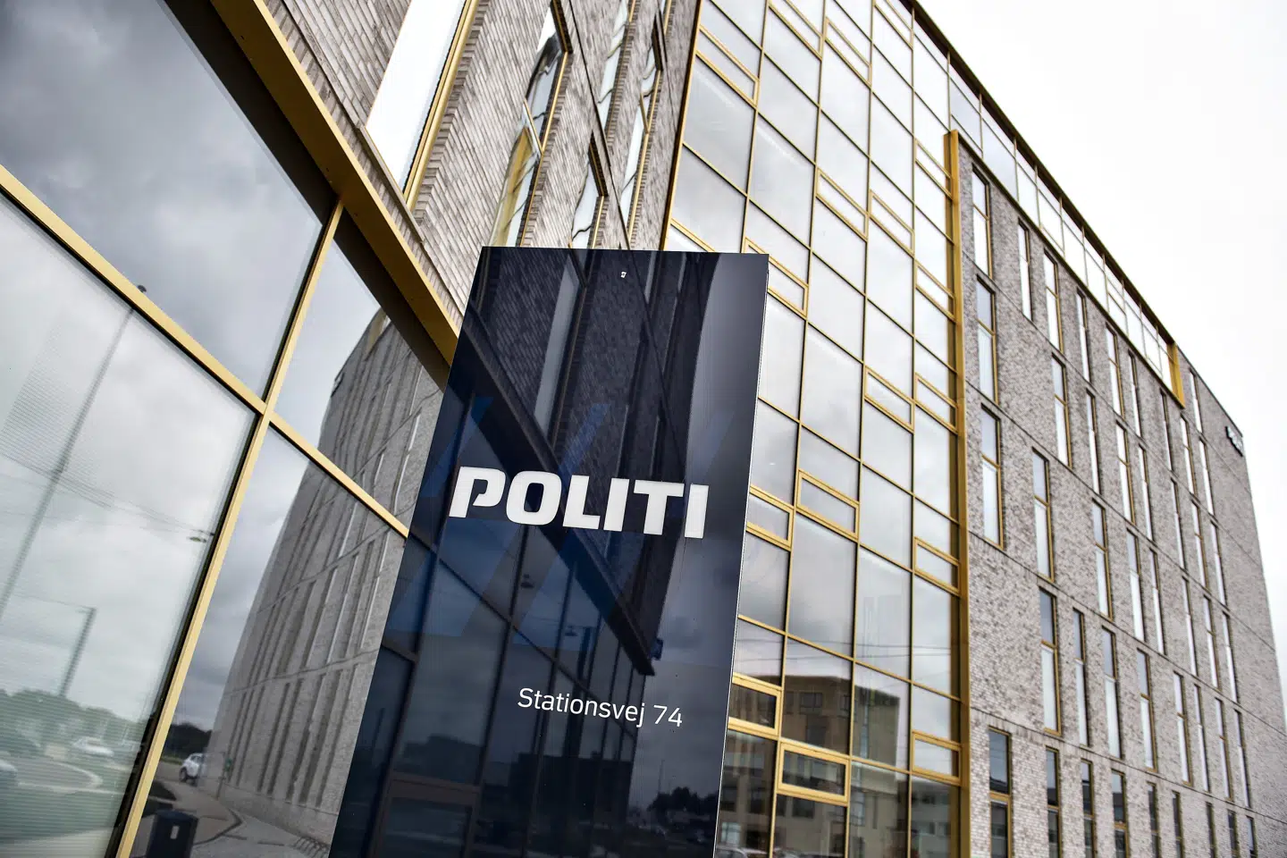 45 personer har modtaget et bødeforlæg fra Midt- og Vestjyllands Politi for overtrædelse af forsamlingsforbuddet. Det vil de ikke acceptere, så nu skal en dommer fra Retten i Holstebro afgøre sagen. Det sker i utraditionelle rammer, da retten har valgt at leje den lokale håndboldhal til afvikling af sagen. (Arkivfoto). Henning Bagger/Ritzau Scanpix