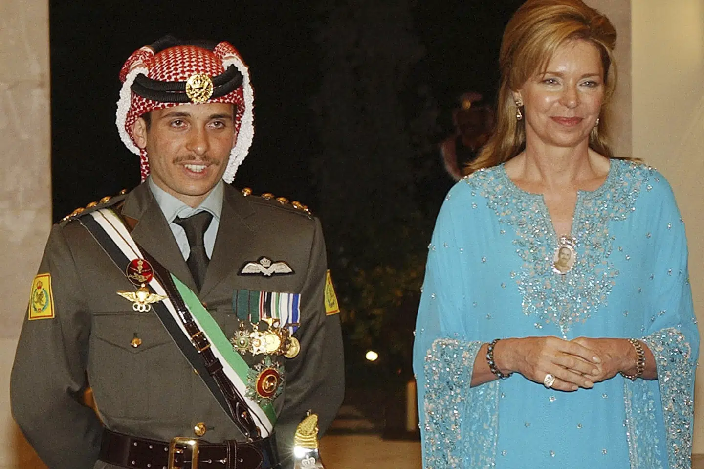 På dette foto fra 2004 står prins Hamza ved siden af sin mor, dronning Noor. Prins Hamza er halvbror til kong Abdullah, og han har været under anklage for sammen med andre magter at ville destabilisere landet.