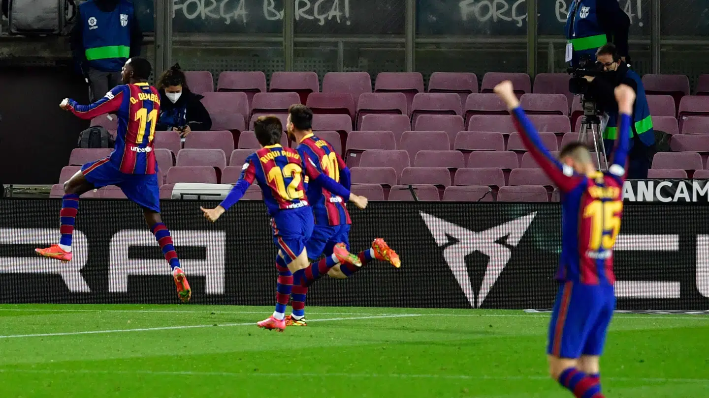 Ousmane Dembélé (nummer 11) og holdkammerater jubler efter den sene scoring. Pau Barrena/Ritzau Scanpix