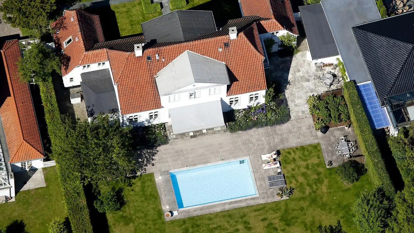 Den nu afdøde komponist Bent Fabricius-Bjerre boede i syv år i denne villa på Hambros Allé 20, som han købte i 2005 for 19,2 millioner kroner. Da han flyttede til et mindre hus i 2012, rykkede han dog kun teltpælene nogle få hundrede meter, da det nye hus lå på Jacobsens Allé, som også er en af 'Sundvejene'.