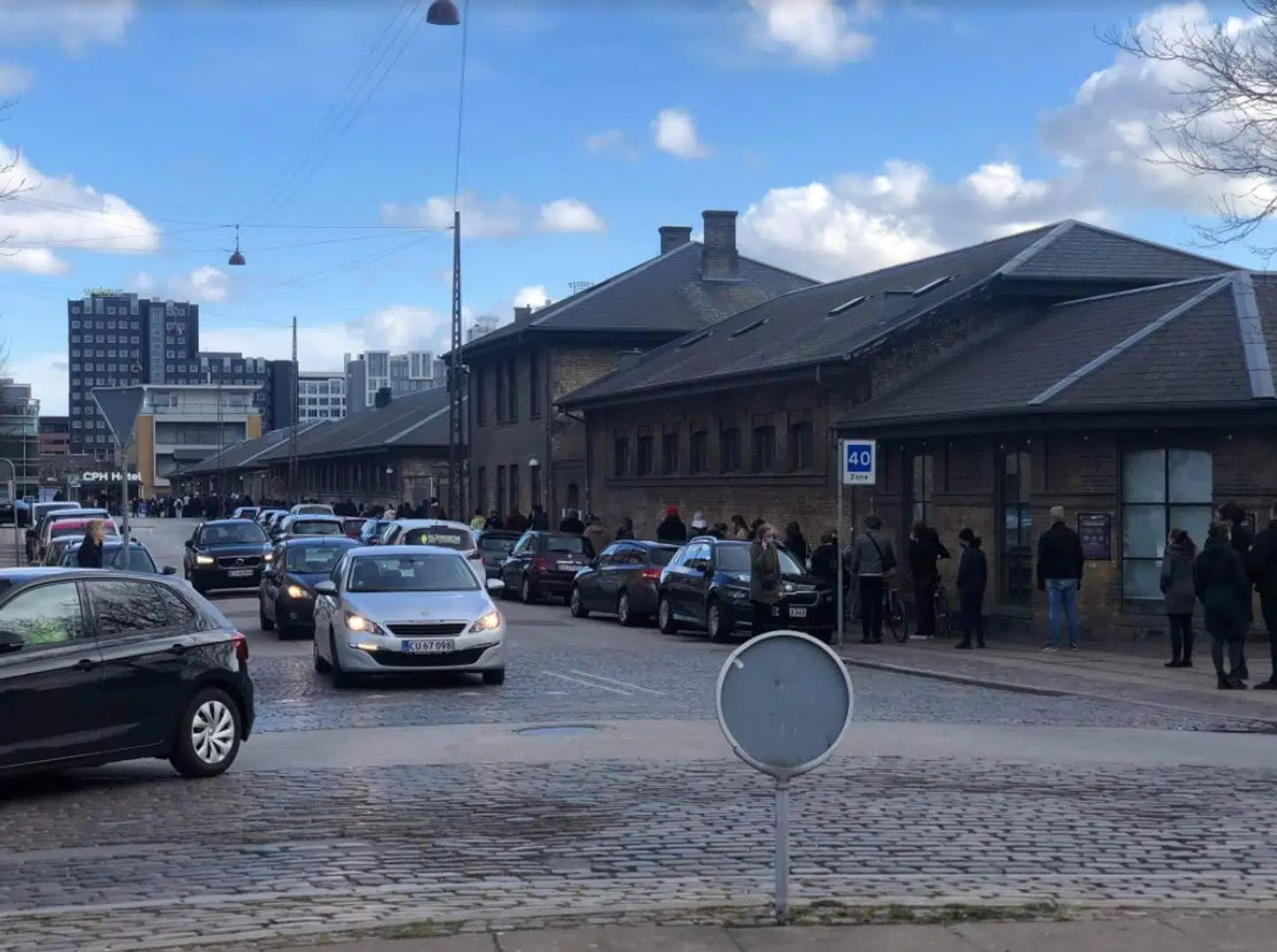 Kø til lyntest på Vesterbro i København 2. påskedag.
