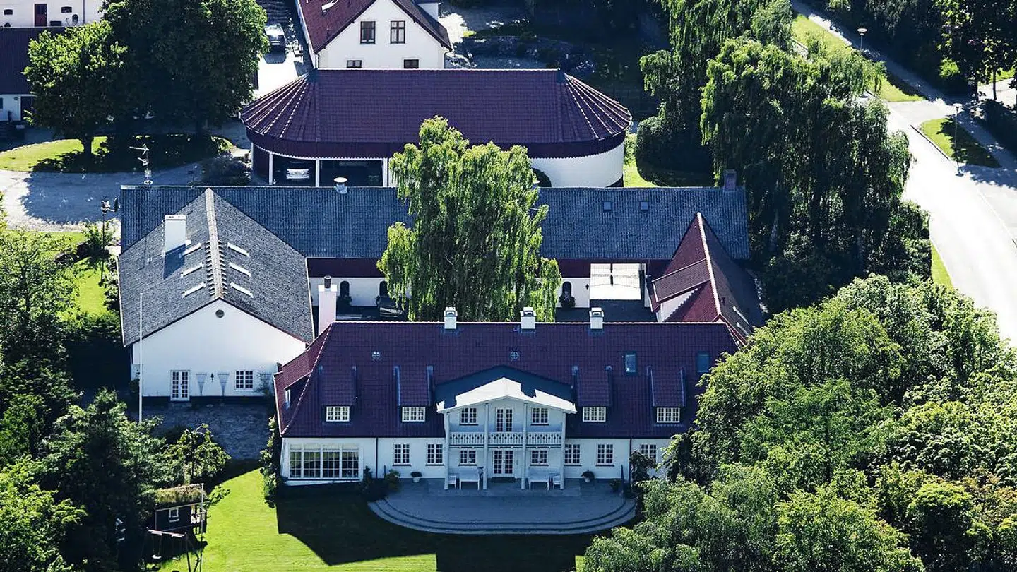 Rigmanden Christian Kjær boede flere årtier på Sandbjerggaard tæt på Vedbæk. Men nu er gården sat til salg til 52 millioner kroner.