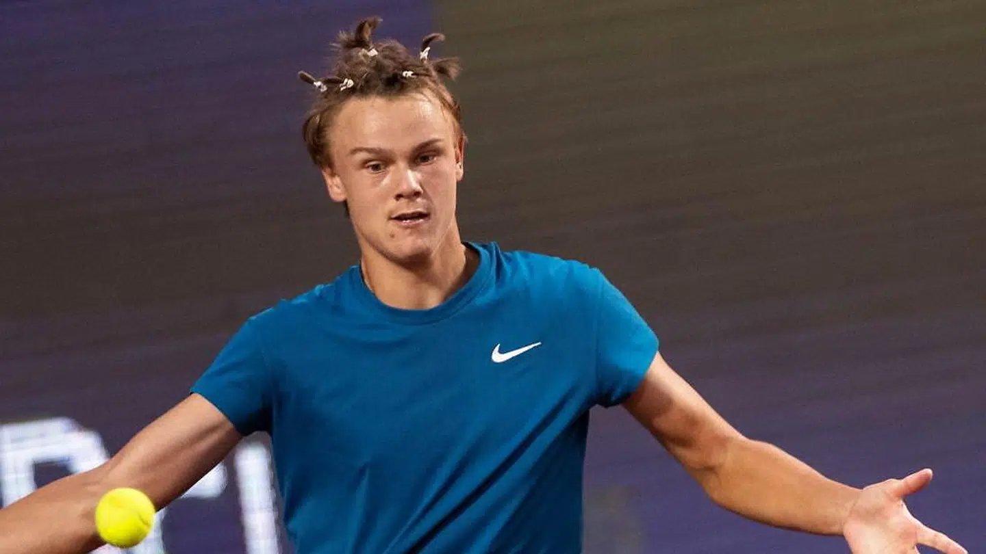 Holger Rune var mandag i aktion i Spanien.