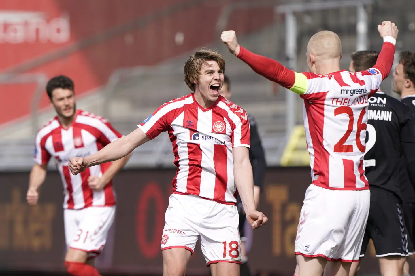 AaB-spillerne fejrer målet til 2-1, der blev noteret som et selvmål af Sønderjyskes Pierre Kanstrup. Henning Bagger/Ritzau Scanpix