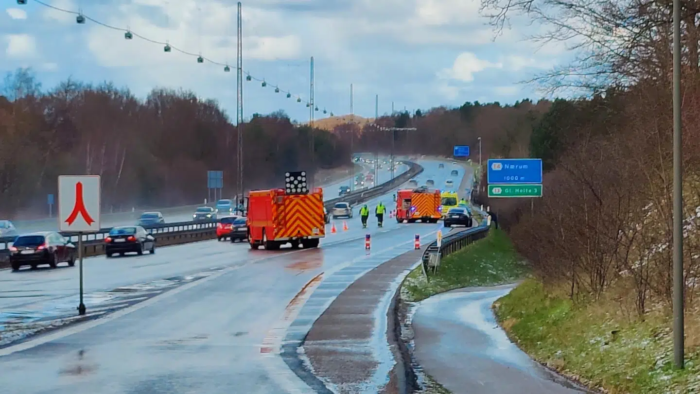 Højre spor på Helsingørmotorvejen blev spærret af et uheld mandag eftermiddag.