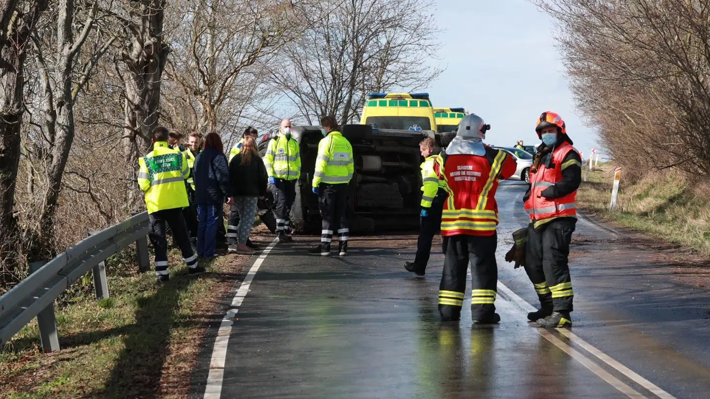 En bil er væltet om på siden ikke langt fra Slagelse.