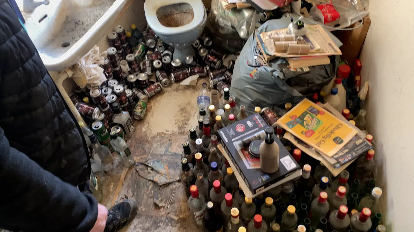 Manden havde flere af sine dagligdagsting ved toilettet. Her var en gangsti.