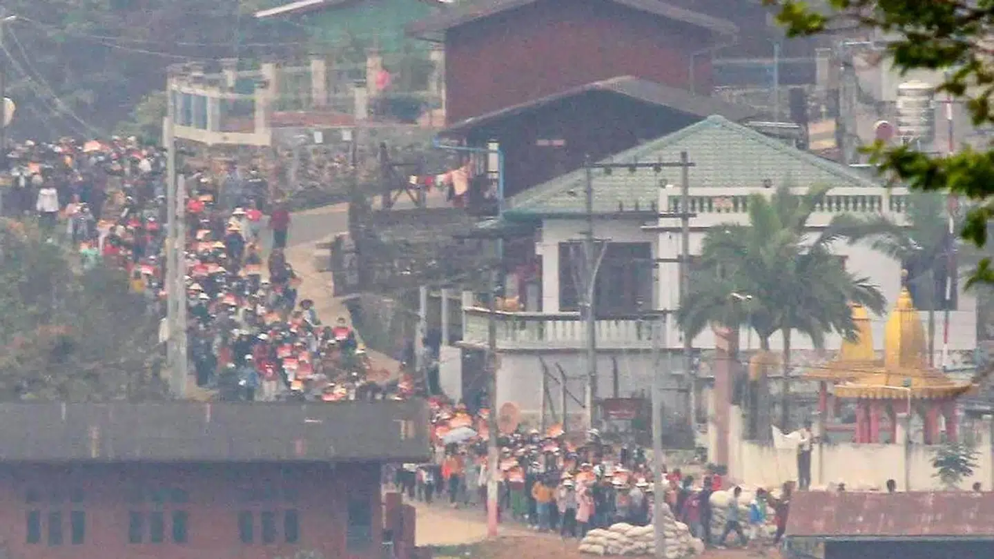 Flere tusinde demonstrerer hver dag.