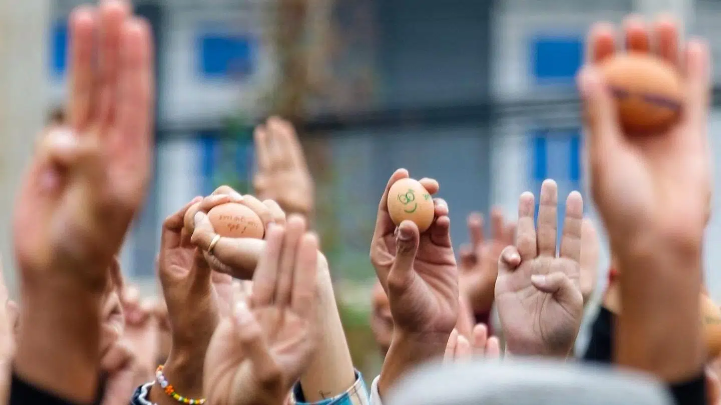 Over påsken har demonstranter demonstreret med æg med politiske budskaber på.