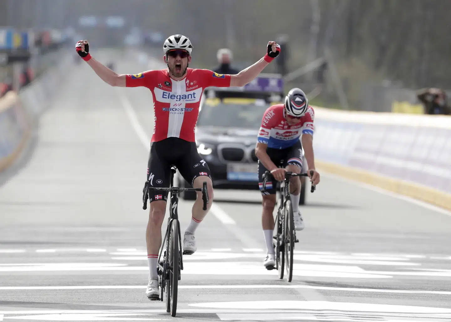Kasper Asgreen ordnede Mathieu van der Poel i spurten og vandt Flandern Rundt.