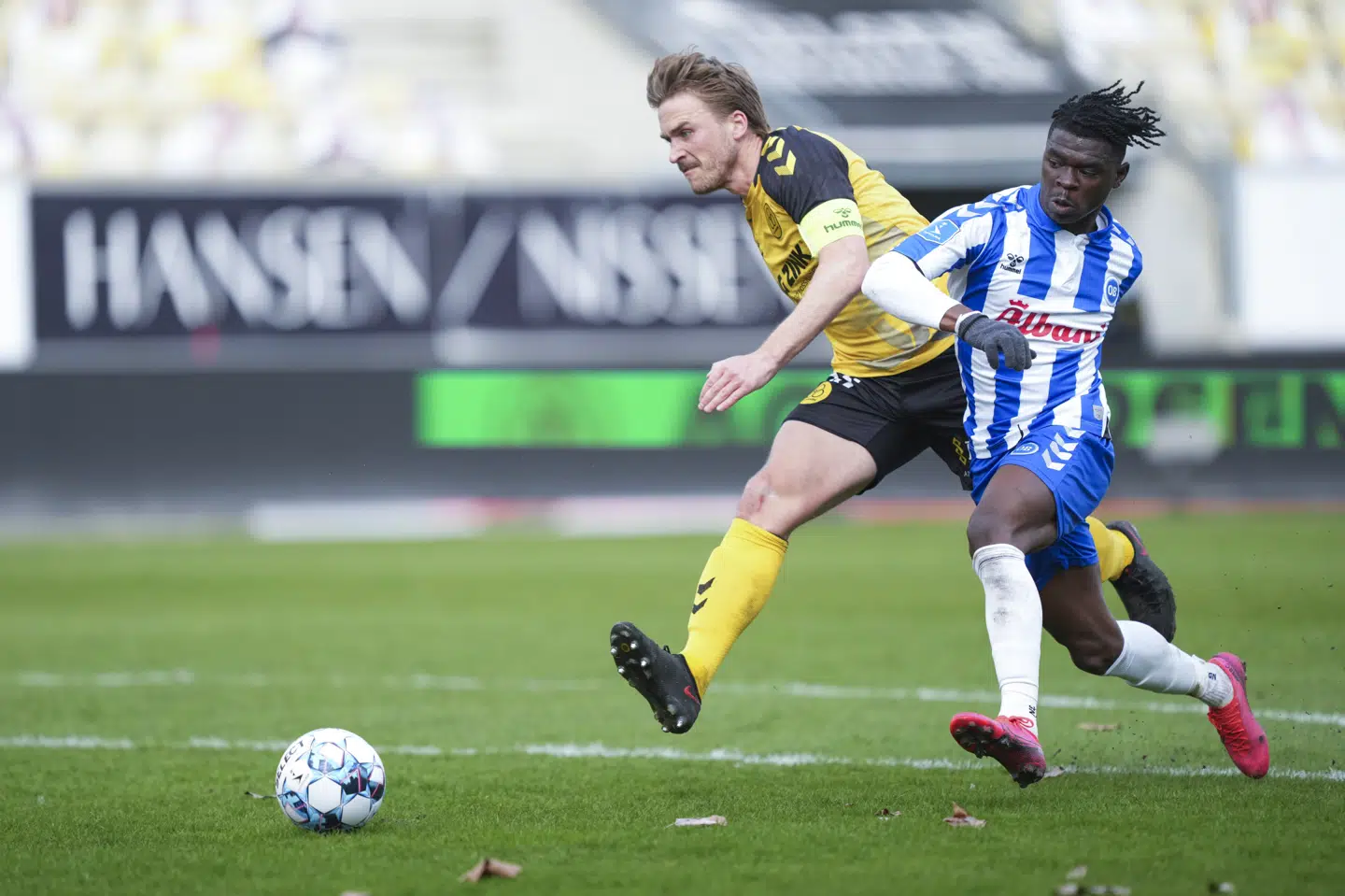 Alexander Ludwig i duel med OB's Emmanuel Sabbi i søndagens opgør i Superligaens nedrykningsspil. Claus Fisker/Ritzau Scanpix
