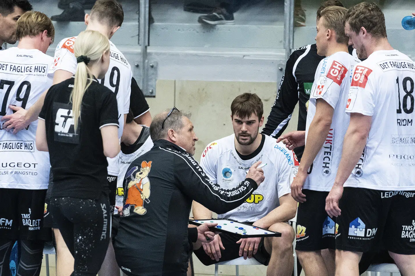 Håndboldherrerne fra TMS Ringsted, med Christian Dalmose som cheftræner, gjorde hvad de kunne, da de søndag vandt over Ribe-Esbjerg. Men det var ikke nok til at sikre overlevelse i håndboldligaen. John Randeris/Ritzau Scanpix