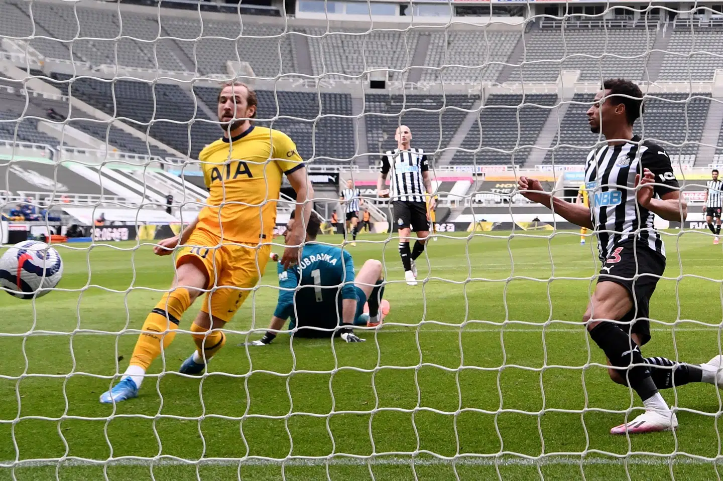 Harry Kane sparker fra nært hold Tottenham på 1-1 ude mod Newcastle. Stu Forster/Reuters