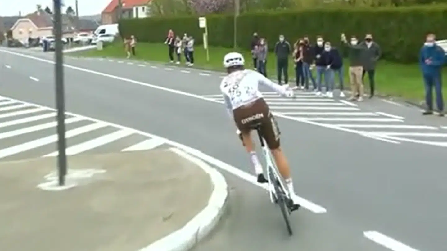 Det var denne hændelse, der kostede Michael Schär fra AG2R Citroën den videre deltagelse i løbet.