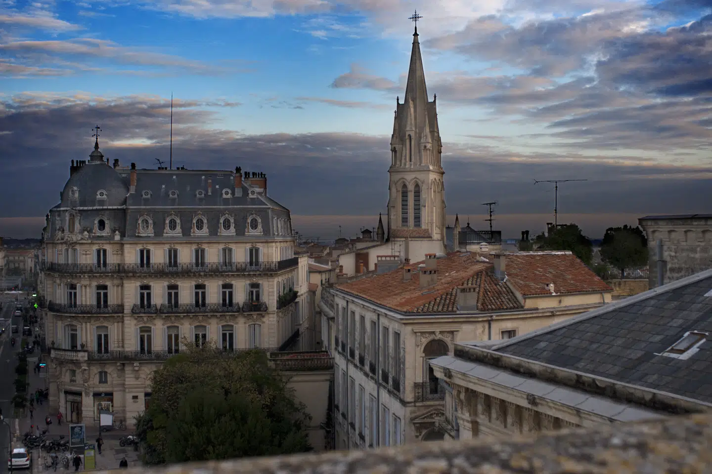 Den sydfranske by Montpellier med katedralen Saint Annes i baggrunden. Fem kvinder - radikaliserede islamister - mistænkes for at planlægge et angreb i byen. Muligvis var en kirke målet. Sergi Reboredo/Ritzau Scanpix