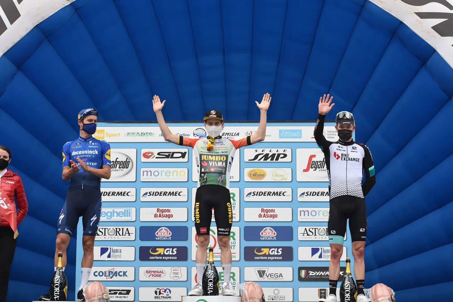 Mikkel Honoré (tv.) og Jonas Vingegaard (i midten) udgjorde to tredjedele af podiet i etapeløbet Coppi e Bartali i den forgangne uge. Reporter Sirotti Stefano Via Www/Ritzau Scanpix