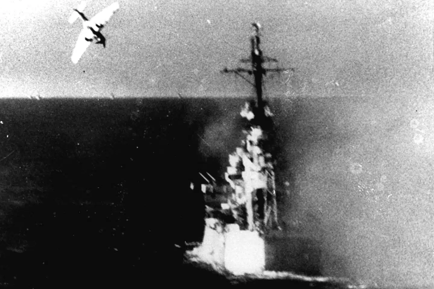 Destroyeren USS Johnston gik tabt i 1944 under et tre dage langt søslag i Leytebugten ud for Filippinerne. Her ses et japansk kamikazefly styre ned mod et amerikansk krigsskib under søslaget, der anses for at være et af de største i historien.