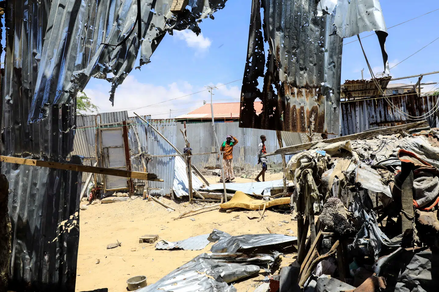 Civile går her nær et sted, hvor en mortérgranat slog ned i Mogadishu for nogle uger siden. (Arkivfoto.) Feisal Omar/Reuters