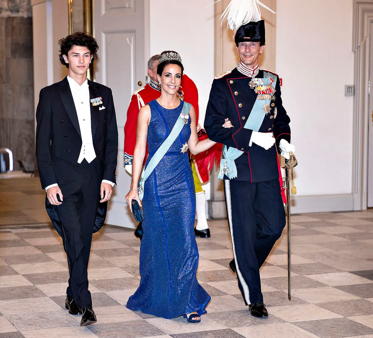 Prins Joachim og prinsesse Marie med prins Nikolai ved gallataffel på Christiansborg Slot i anledning af kronprinsens 50 års fødselsdag. Foto: Henning Bagger/Ritzau Scanpix
