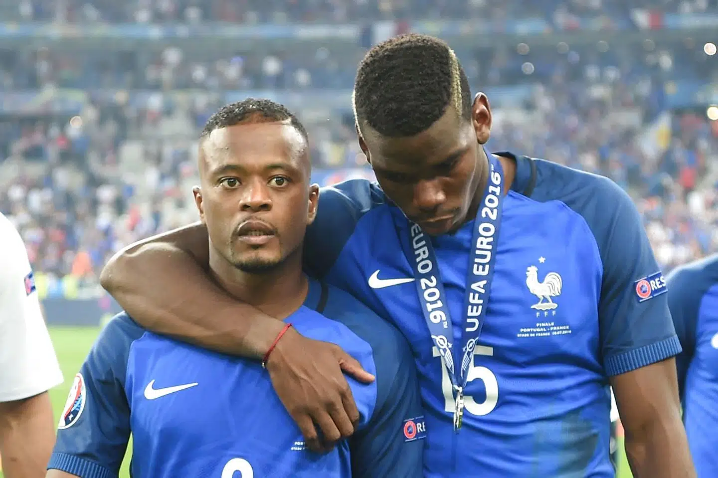 Patrice Evra og Paul Pogba (th.) er skuffede. De har lige tabt EM-finalen i 2016 mod Portugal.