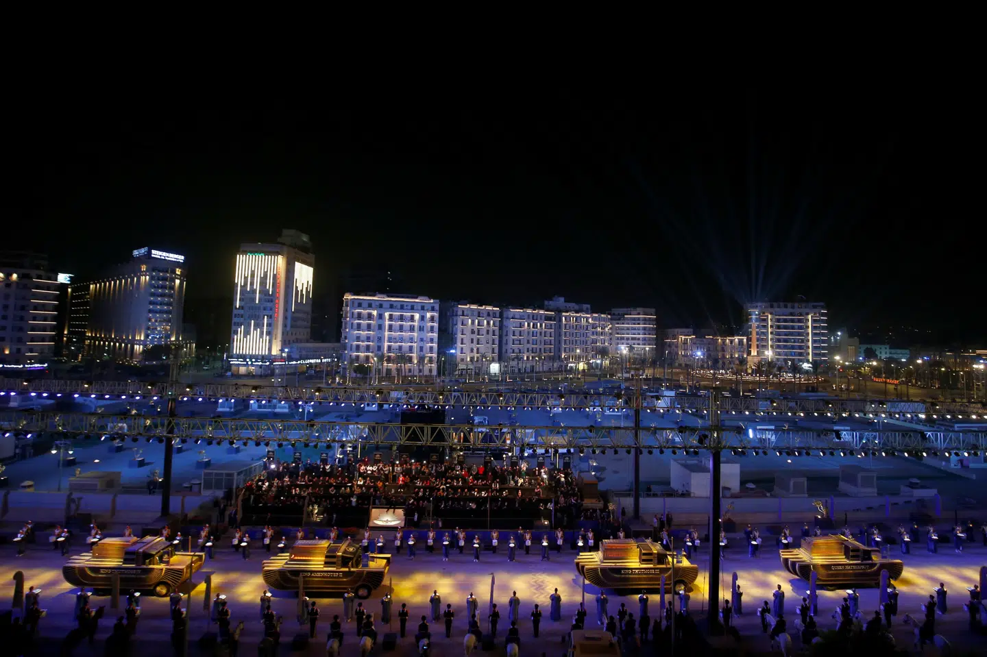 På specialbyggede vogne blev de 22 kongelige mumier lørdag aften transporteret fra Det Egyptiske Museum i Kairo hen over Tahrir-pladsen og videre til det nye Nationale Museum for Egyptens Civilisation. Amr Abdallah Dalsh/Reuters