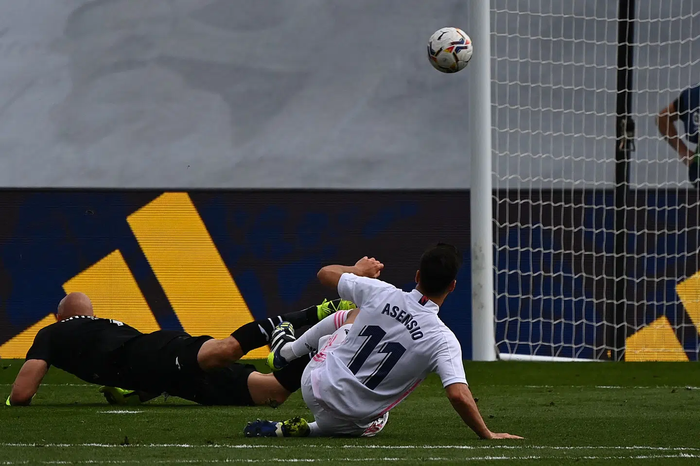 Marco Asensio kan følge sin afslutning skrue i mål til 1-0 i hjemmekampen mod Eibar. Gabriel Bouys/Ritzau Scanpix