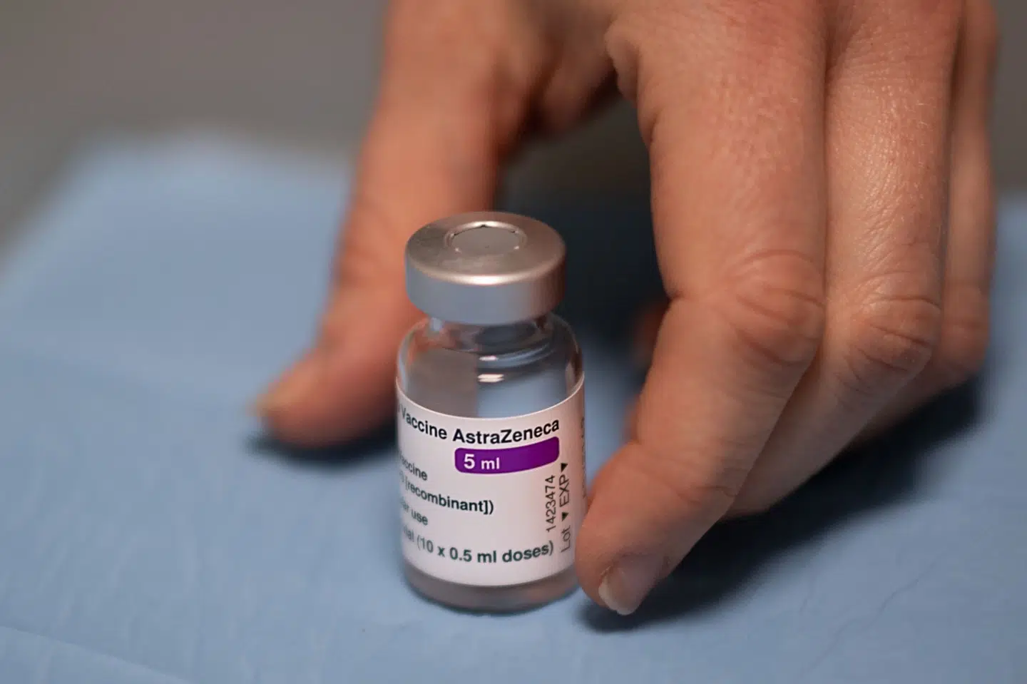 Mange lande har genoptaget brugen af AstraZeneca-vaccinen efter at have sat den på pause. Nogle steder er den blevet begrænset til bestemte aldersgrupper - eksempelvis til alle på 65 år og derover (Arkivfoto). Loic Venance/Ritzau Scanpix