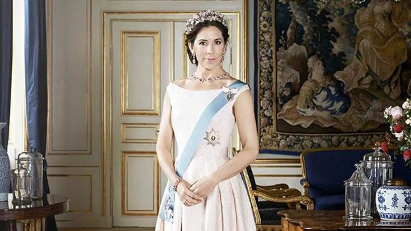 Kronprinsesse Mary i design af Carla Zampatti.
