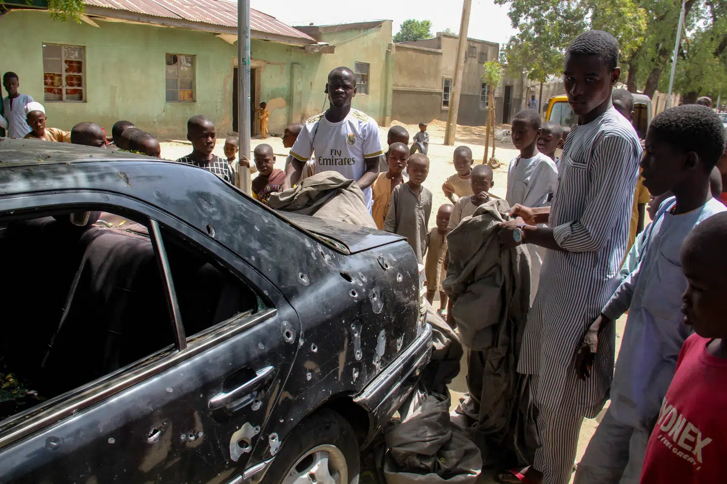 Den islamistiske gruppe Boko Haram har i årevis skabt rædsel blandt befolkningen i den nordøstlige del af Nigeria. Foto viser beboere i byen Maiduguri, som 24. februar blev angrebet af jihadister. 16 mennesker blev dræbt. Deriblandt ni børn, som var i gang med at spille fodbold, har lokale myndigheder oplyst til AFP. Stringer/Ritzau Scanpix
