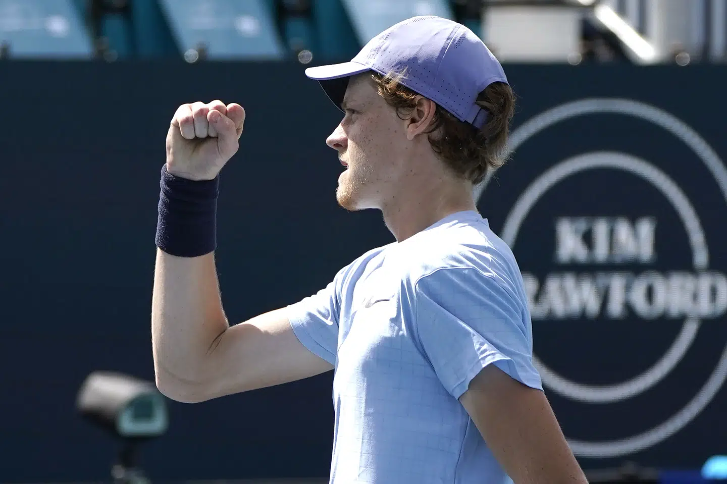 Jannik Sinner knytter næven efter at have slået erfarne Roberto Bautista Agut 5-7, 6-4, 6-4 i semifinalen i Miami Open. Lynne Sladky/Ritzau Scanpix