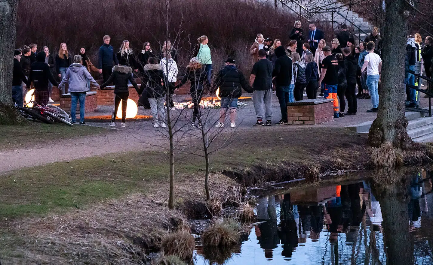 Flere har tændt lys for Elin efter man fandt hende død. Her er flere samlet på en åben plads i hendes hjemby Höör.