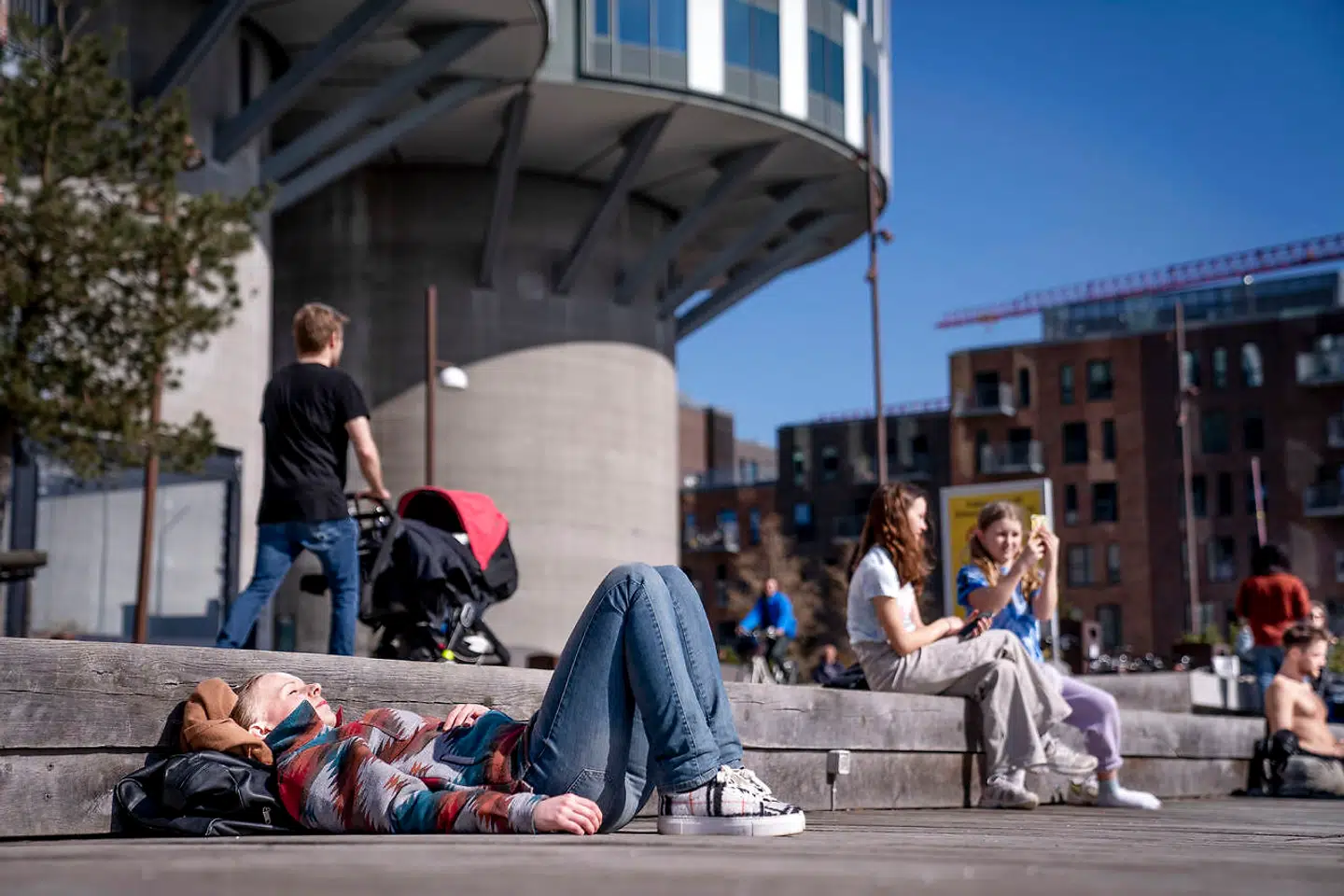 En lur i forårssolen er et godt ekempel på et lille glimt af lykke, som man kan få til at vokse.