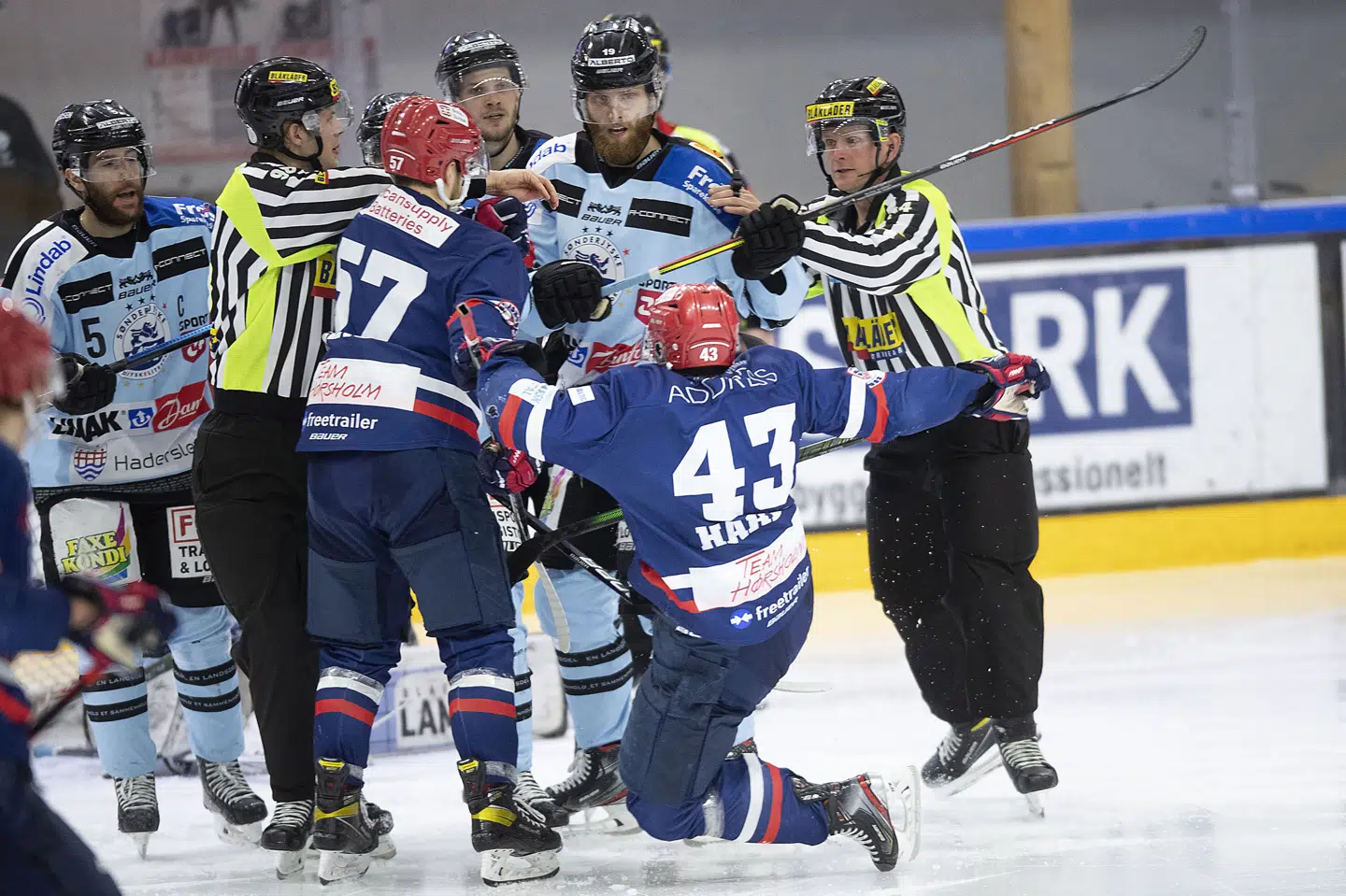 Nichlas Hardt (nummer 43) scorede det afgørende mål for Rungsted i Vojens. Her ses landsholdsspilleren i klammeri i første semifinale i tirsdags. (arkiv) Thomas Sjørup/Ritzau Scanpix