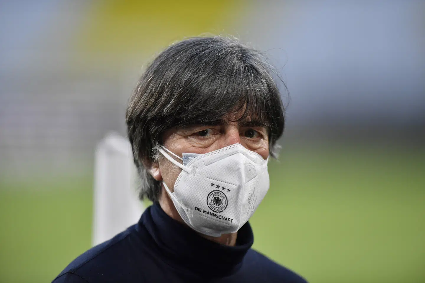 Joachim Löw og det tyske landshold tabte onsdag med 1-2 på eget græs til Nordmakedonien i VM-kvalifikationen. Det uventede nederlag har sat gang i debatten om, hvorvidt den 61-årige landstræner skal have ansvaret, når der om to måneder er EM. Martin Meissner/Ritzau Scanpix