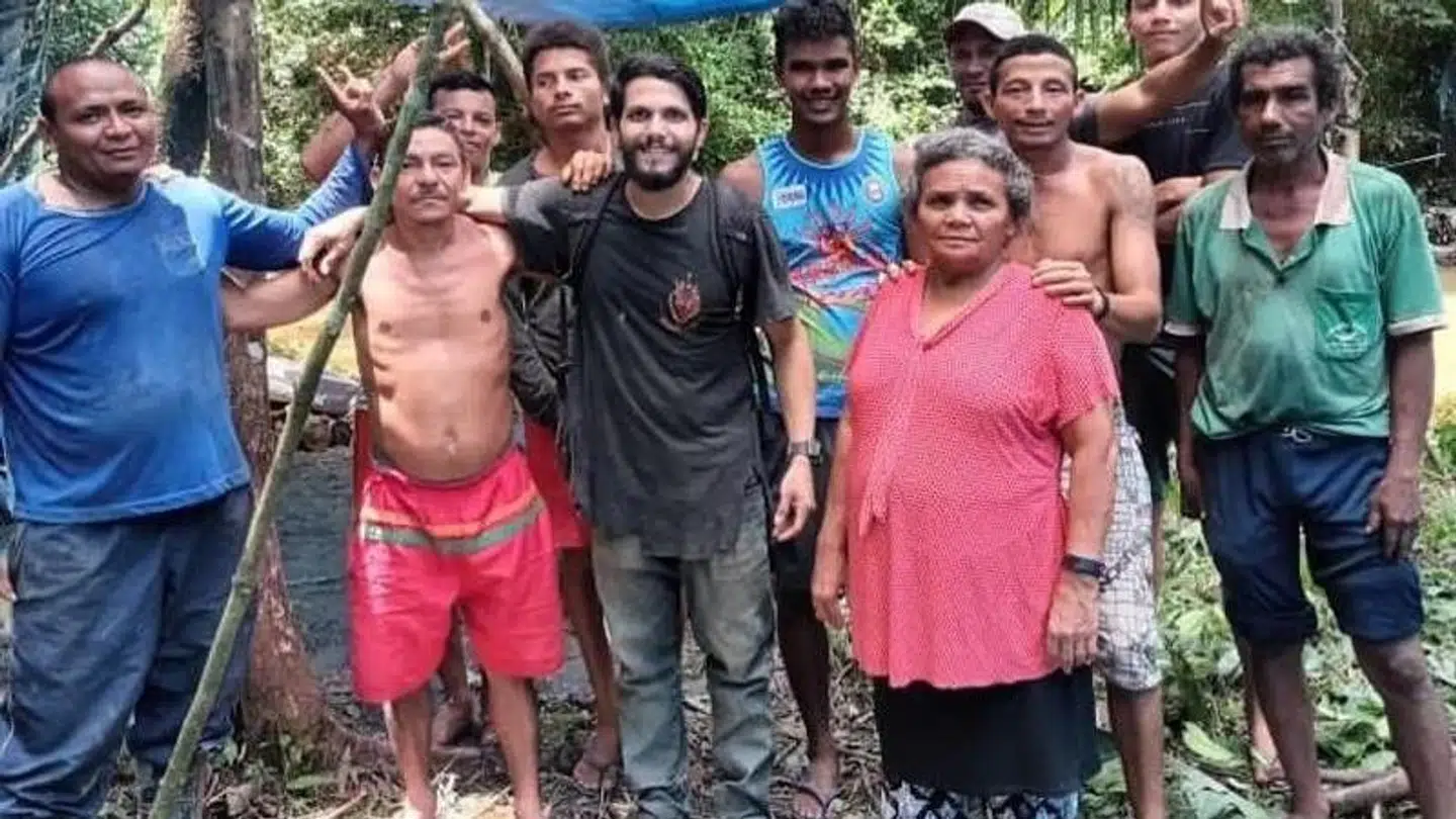 Antonio var forsvundet i juglen i 36 dage, ind til han fandt hjælp. Det er ham i den sorte trøje ca midt i billedet. Foto: Facebook.