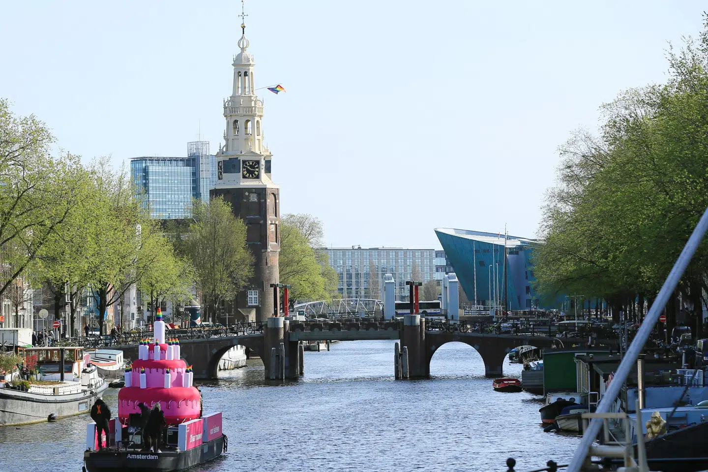 En gigantisk kage i en af Amsterdams kanaler var et af indslagne, da byen markerede 20-årsdagen for verdens første legale ægteskab for to af samme køn. Eva Plevier/Reuters