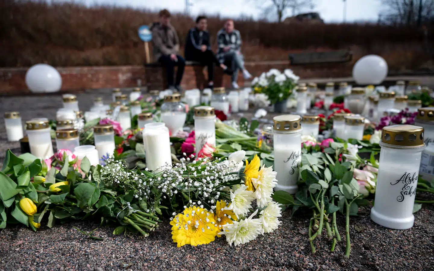 Flere har lagt blomster og lys for afdøde Elin.