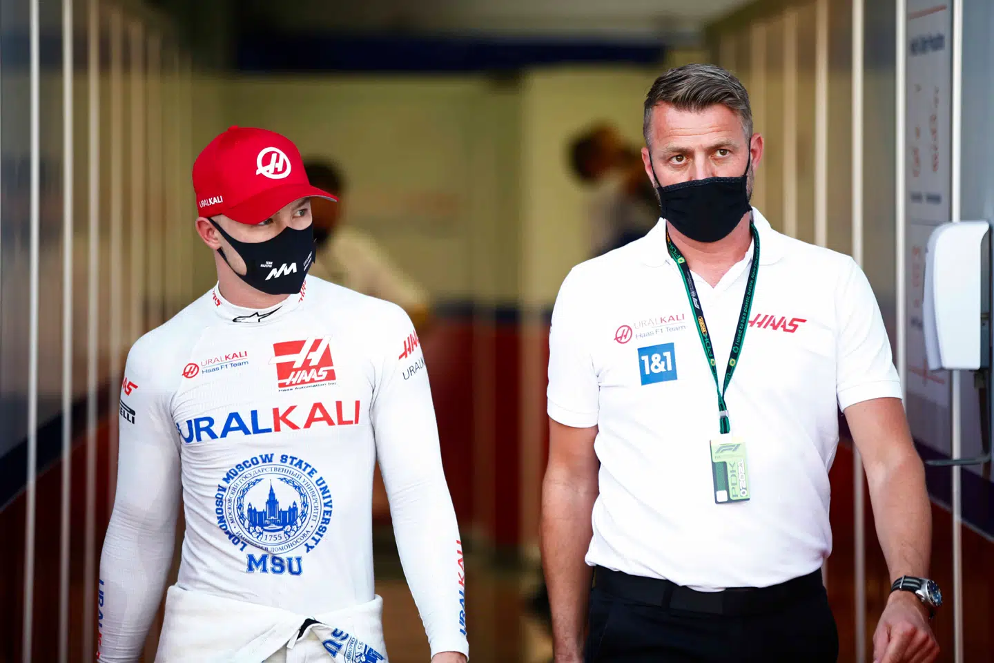 Jesper Carlsen (t.h.) er i år anset hos Haas F1 Team bindeled mellem teamchef Guenther Steiner og Nikita Mazepin (t.v.)
