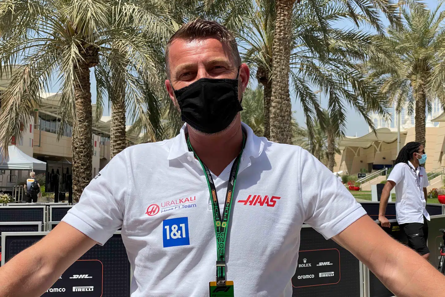 Jesper Carlsen i paddocken ved Formel 1-premieren 2021 i Bahrain i weekenden.