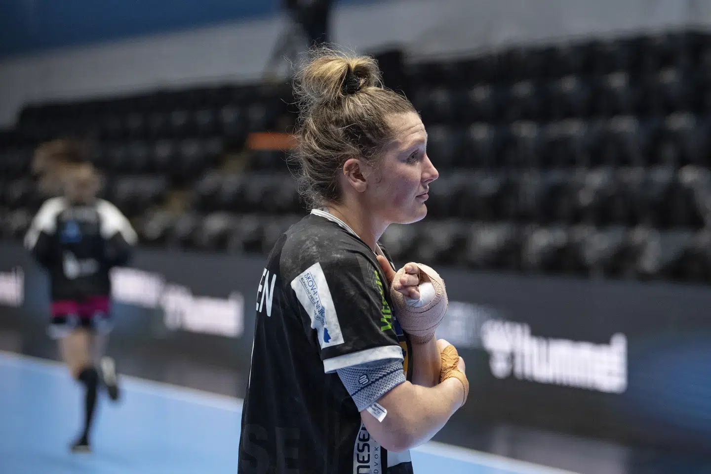 Odenses Rikke Iversen brækkede en finger i Champions League-kampen mod Vipers Kristiansand. Bo Amstrup/Ritzau Scanpix