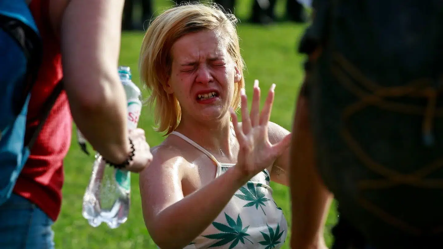 Politiet har anvendt peberspray for at få festivalgæsterne til at afbryde festen og forlade parken. Foto: EPA/STEPHANIE LECOCQ