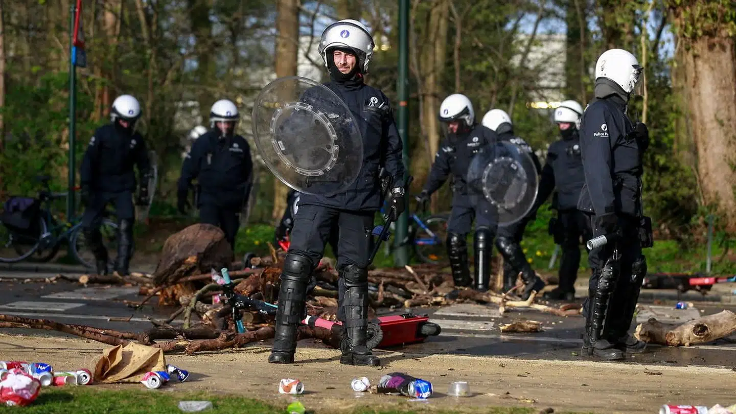 Politiet forsøgte at afbryde festen omkring klokken 17 med både vandkanoner og peberspray, men det udviklede sig til konfrontationer med festivaldeltagerne. Foto: Scanpix