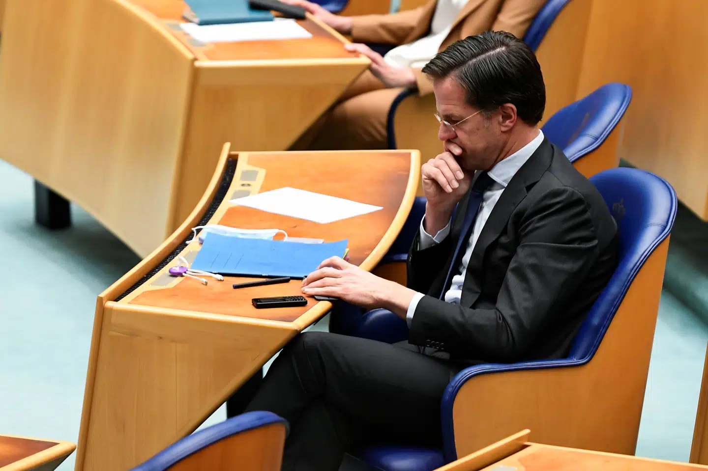 Hollands premierminister, Mark Rutte, deltog torsdag i en særligt indkaldt debat i parlamentet, der handler om nogle omstridte udtalelser, han skal være kommet med i løbet af forhandlingerne om at danne en ny regering. Piroschka Van De Wouw/Reuters