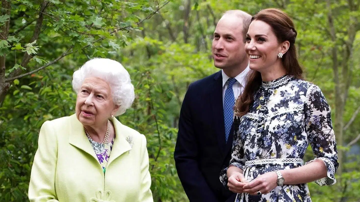 Jo højere opppe i tronfølgen, des mere magt har man i den royale familie. Her ses dronning Elizabeth med prins William og hertuginde Kate.